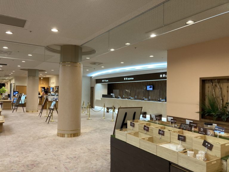 広々として落ち着いたフロント。横にはアメニティコーナーがあります。