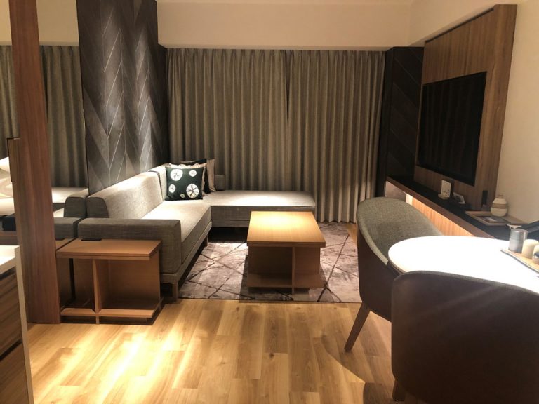 夜のリビング(入り口側)1