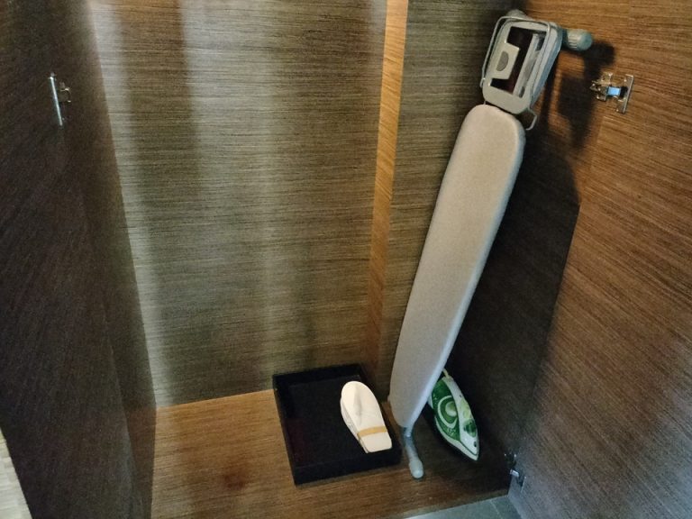 クローゼット外観開けた状態 (4)
