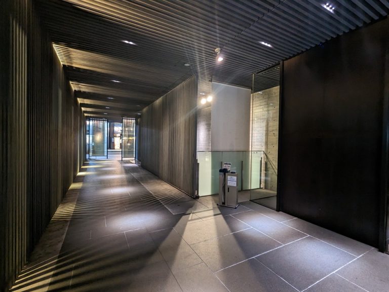 エントランスに続く通り土間