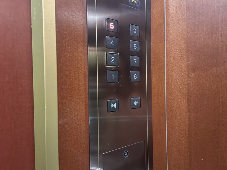 エレベーター階数ボタン