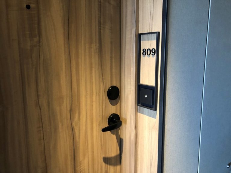 部屋の前の番号