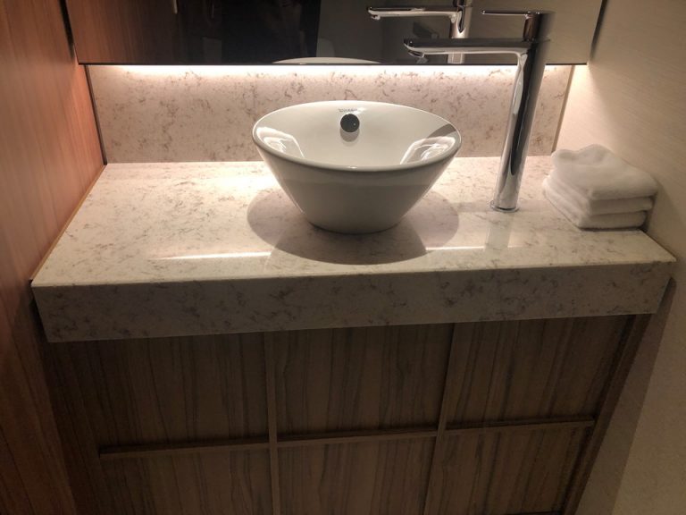 入り口側のトイレの手洗い