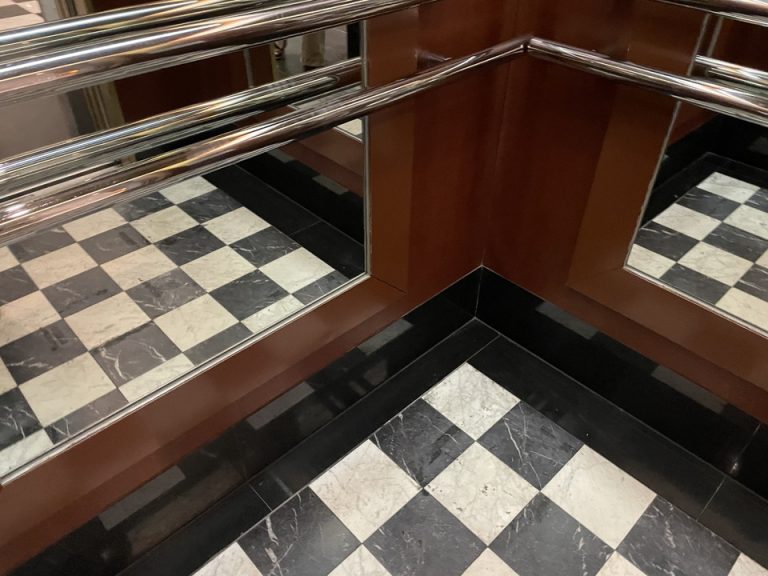 エレベーター内観1