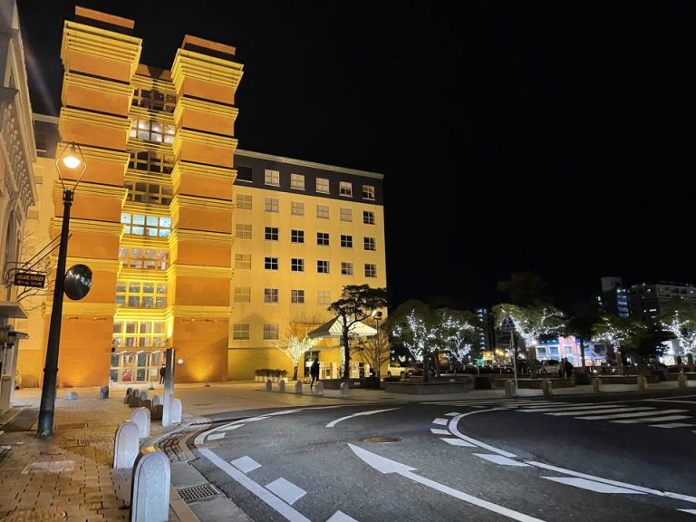 ホテル外観_正面_ライトアップ