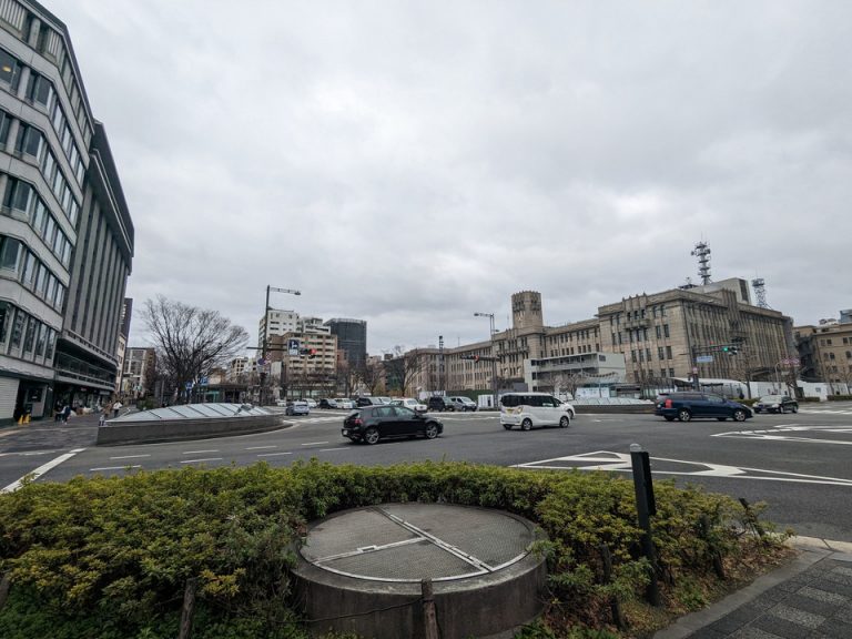 右手に京都市役所、地下にゼスト御池地下街があります