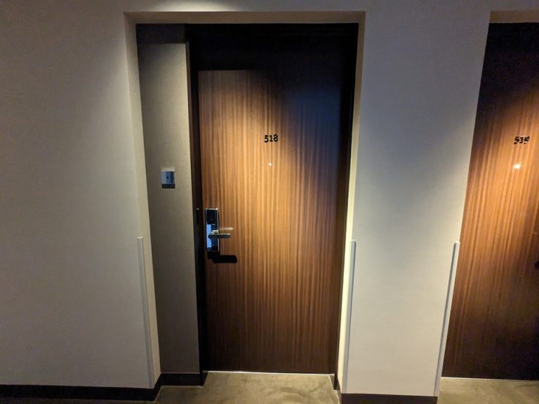 客室入口外観ドア