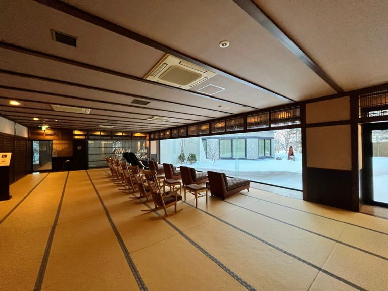 湯上りラウンジ全景日中