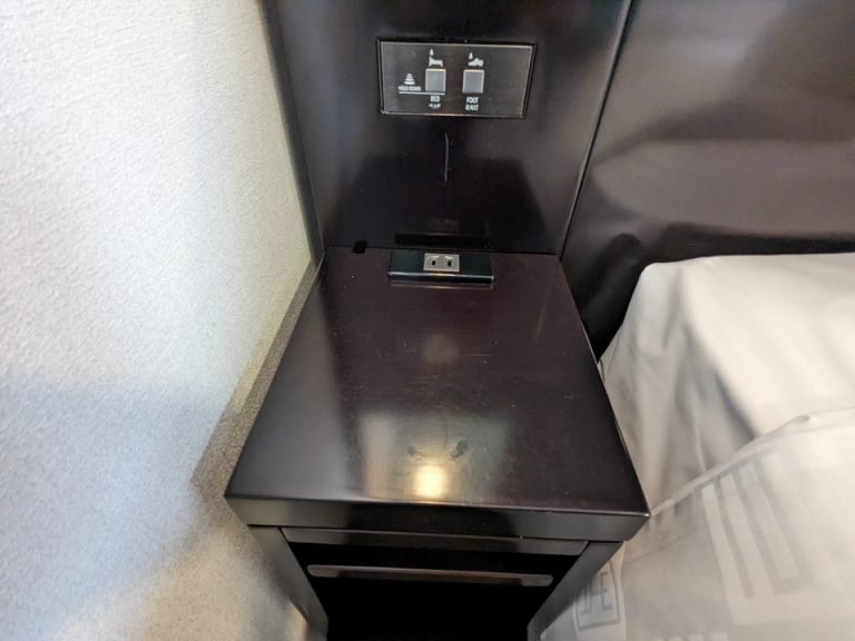 ベッドサイドデスクとコンセント