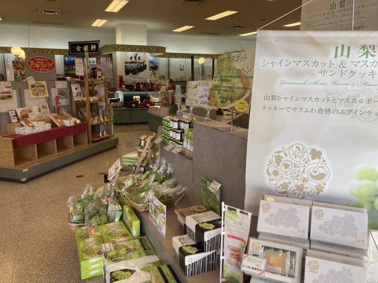 ショッピングプラザには様々なお土産が用意されています