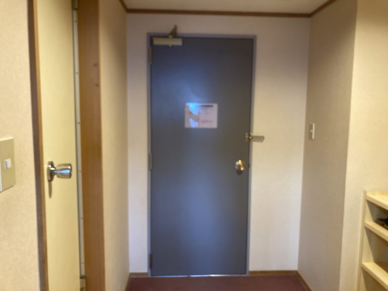 室内から見た客室ドア