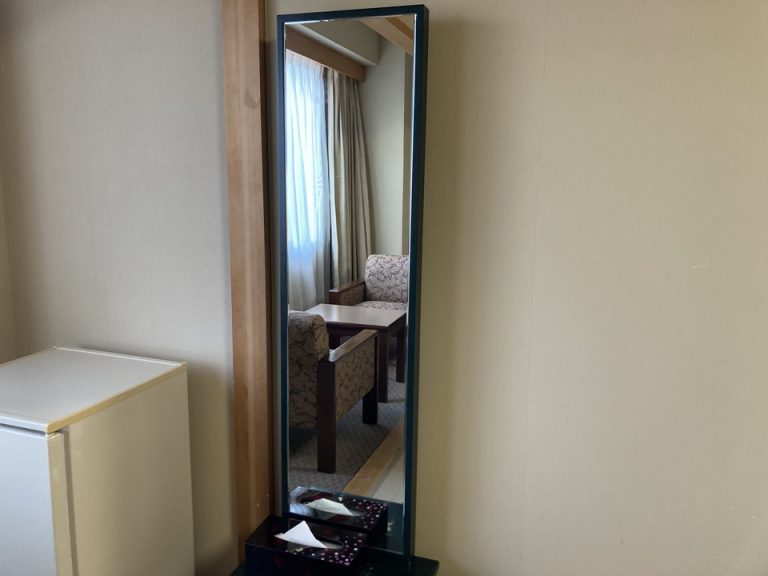 鏡台。身だしなみを整えられます