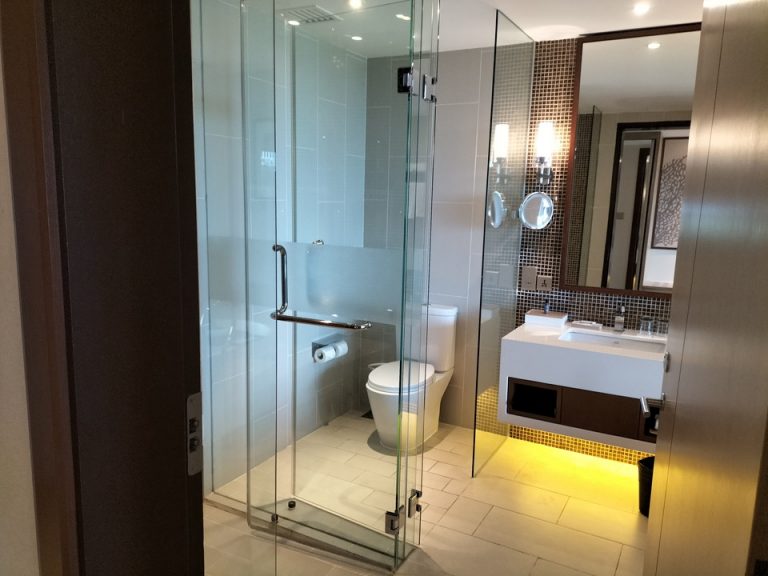 バスルーム入口から全景 (1)