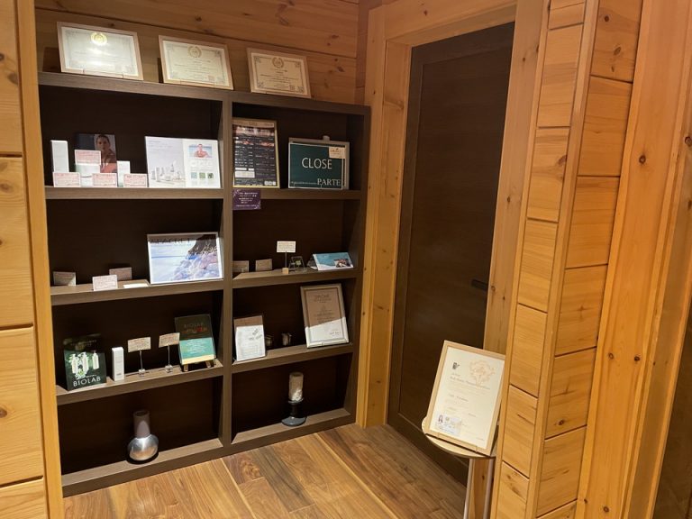 温泉の入口を入り、女湯の入口横にリラクゼーションがあります。