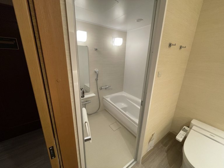 入口からバスルームの様子です。白を基調とした明るい雰囲気です。