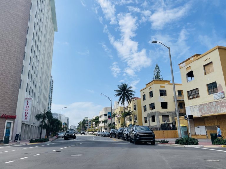 ホテルの前の道