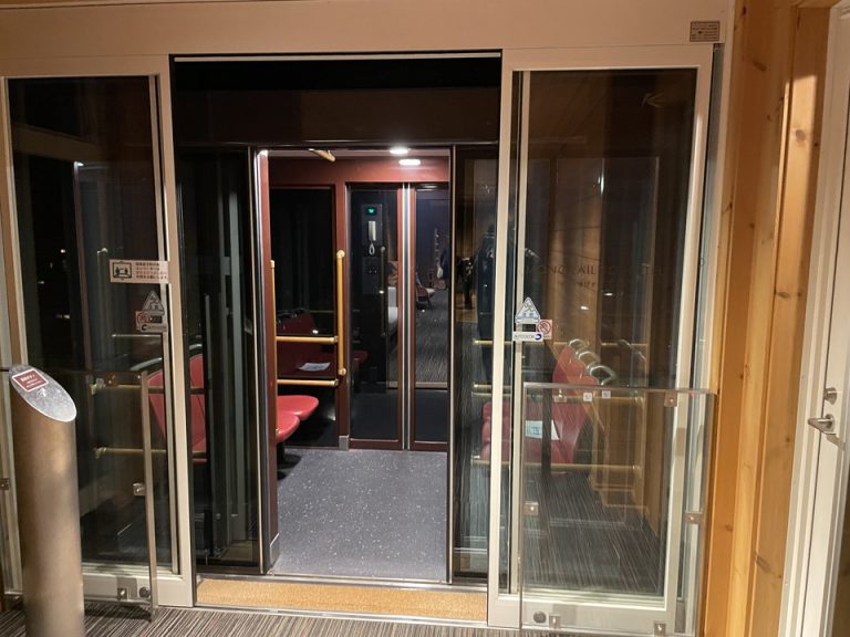 宿泊棟と温泉棟は斜めに上がるエレベーターを利用します。6人掛けですが、コロナの影響で4人となっています。