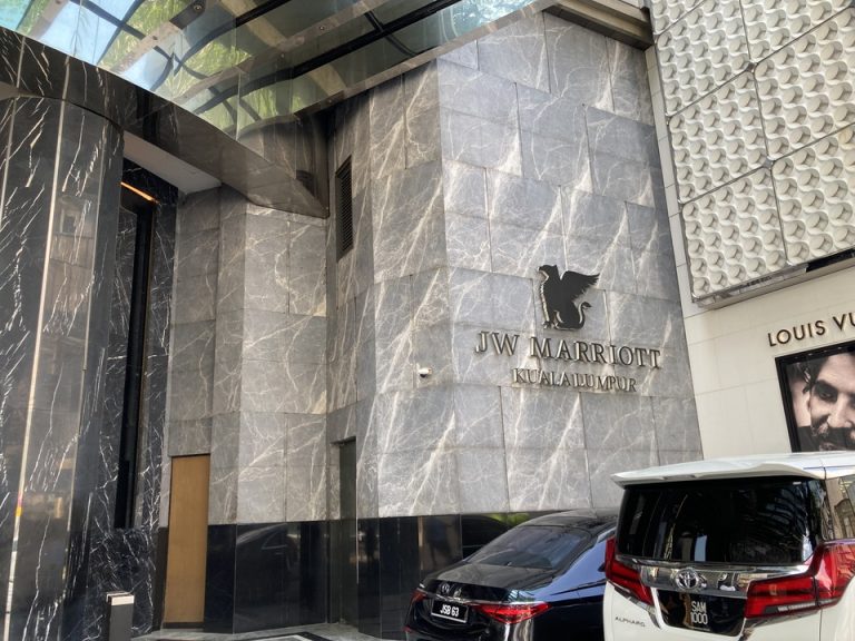 ホテルエントランス横マーク