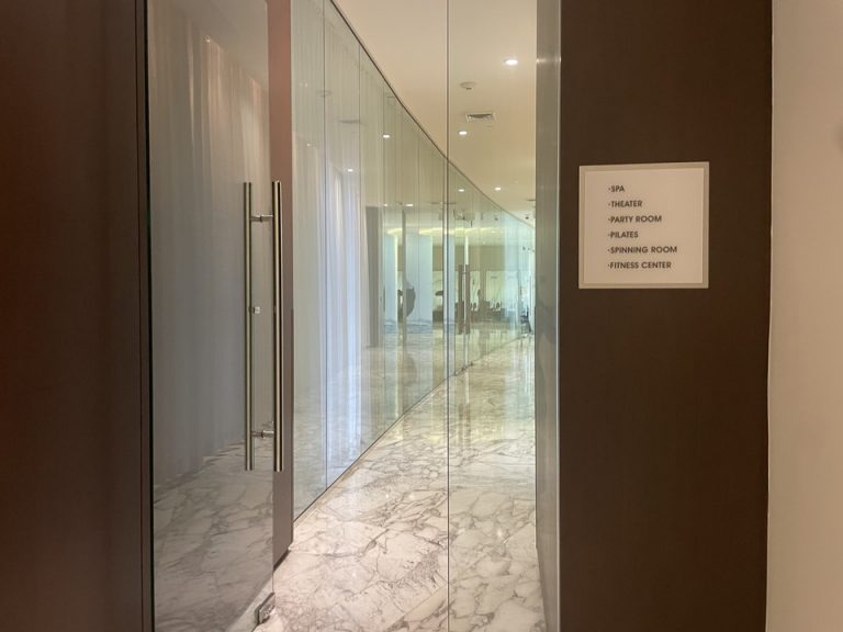 スパとジム棟 入口