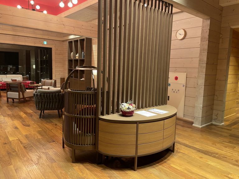 女湯と男湯の間に休憩スペースがあります。バケーションクラブ会員はフリードリンクがあります。