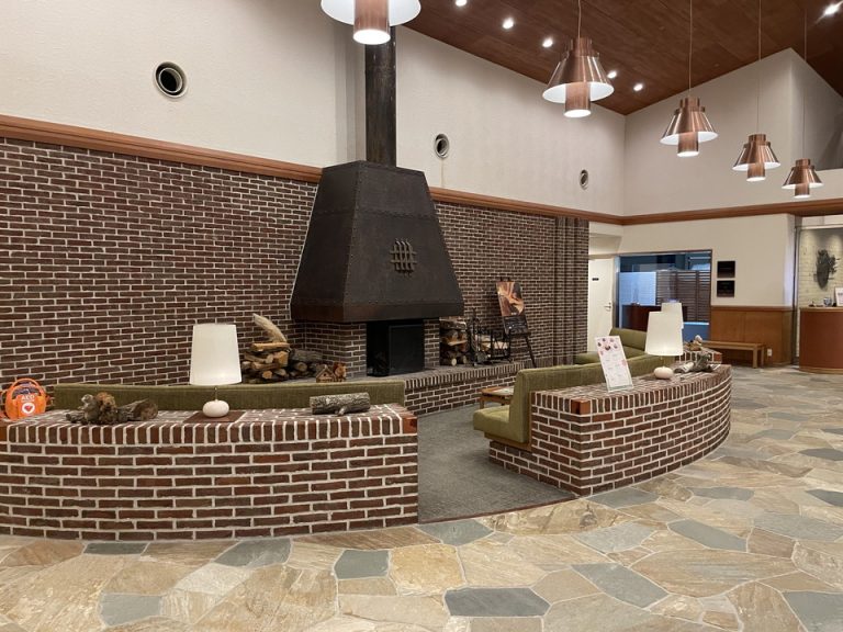 ロビーは暖炉があり、チェックイン・アウトが頻繁な時間は薪を入れて火がついています。
