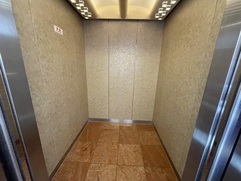 エレベーター内は装飾や鏡がなく、シンプルで小さめです。