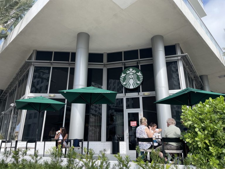 ホテルの横にはスターバックス