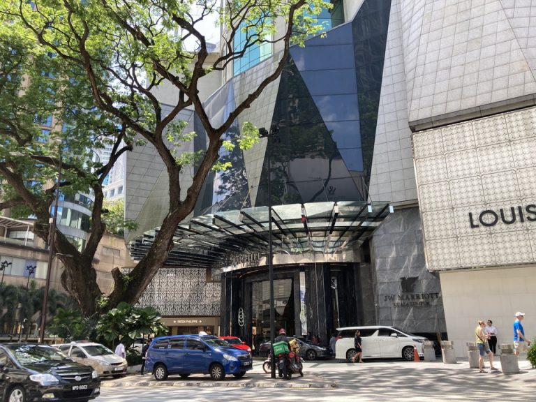 ホテルエントランス道路を渡って遠目からのアングル