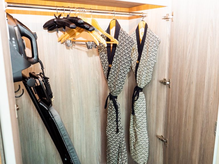 クローゼット外観(開けた状態)2