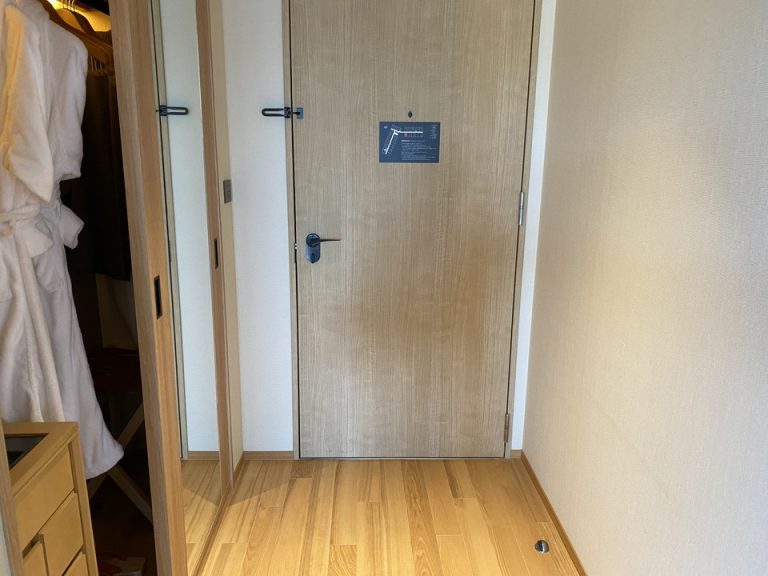 客室入口内観