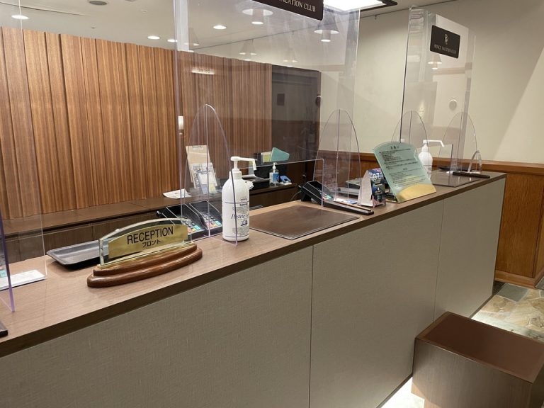 フロントカウンターは明るい雰囲気です。上にプリンスバケーションクラブの文字があります。