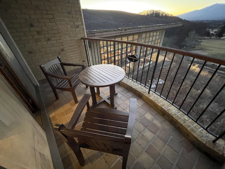 バルコニーはそこそこ広く、机もあるため浅間山を見ながら晩酌可能です。柵には浅間山のマークが入っています。