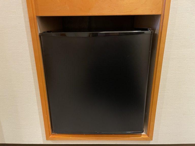 冷蔵庫は黒のシックなデザインです。