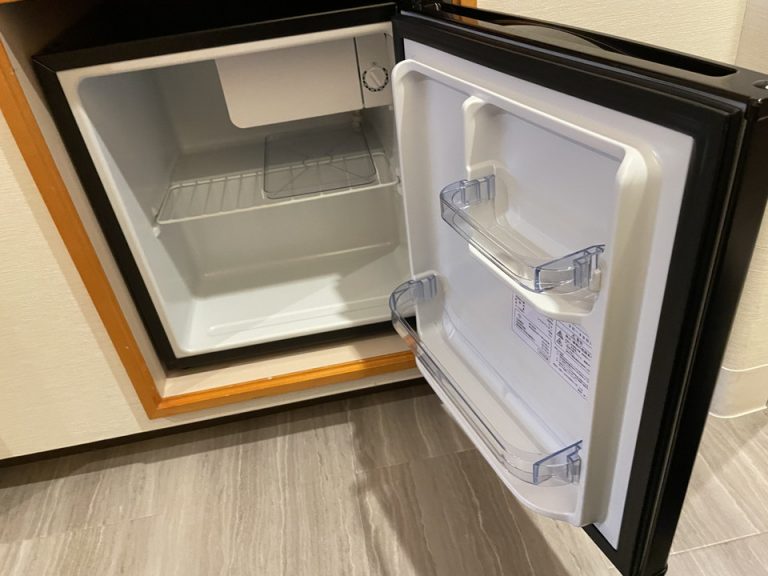 冷蔵庫内は2段になっており、冷蔵品のお土産も十分入る大きさです。