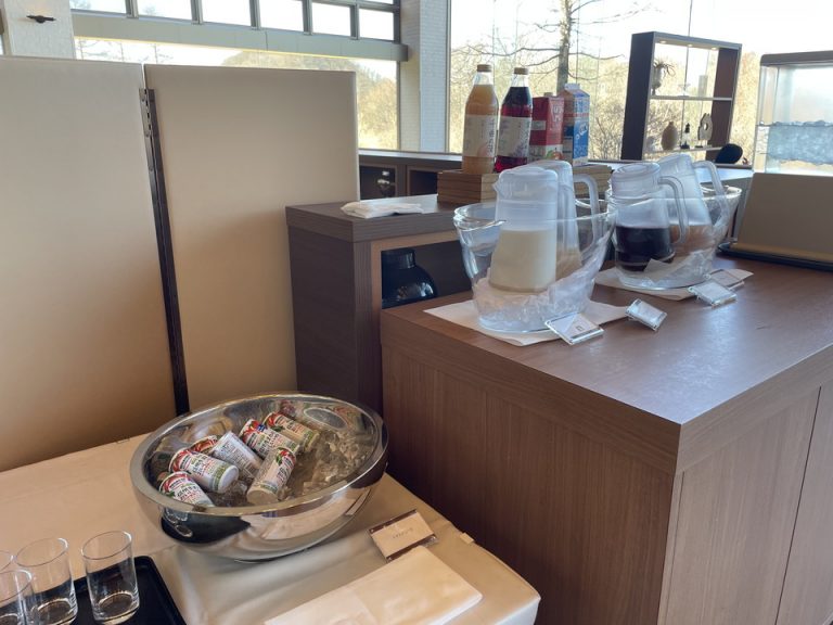 飲み物は長野産のものにこだわっており、フルーツジュースや牛乳があります。