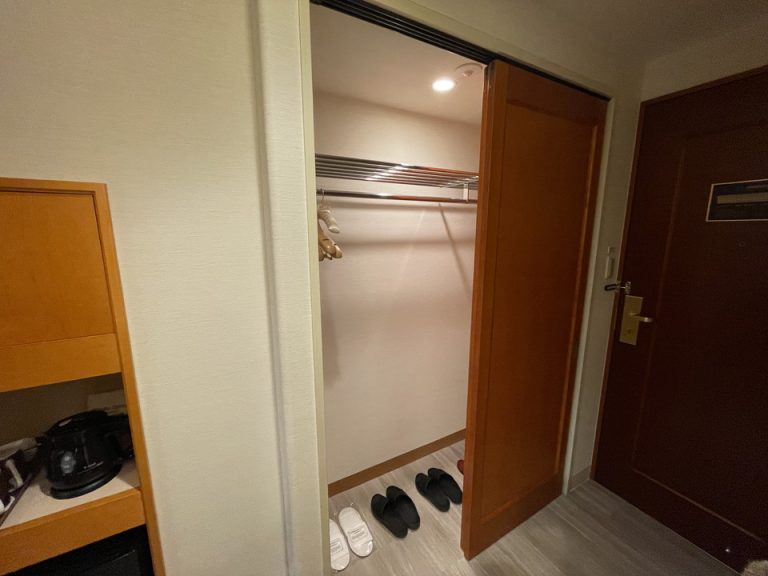 クローゼットを開けると電気がつき、開けっ放しにしておくと一定時間後に電気は消えます。ロングコートを掛けても十分な高さです。