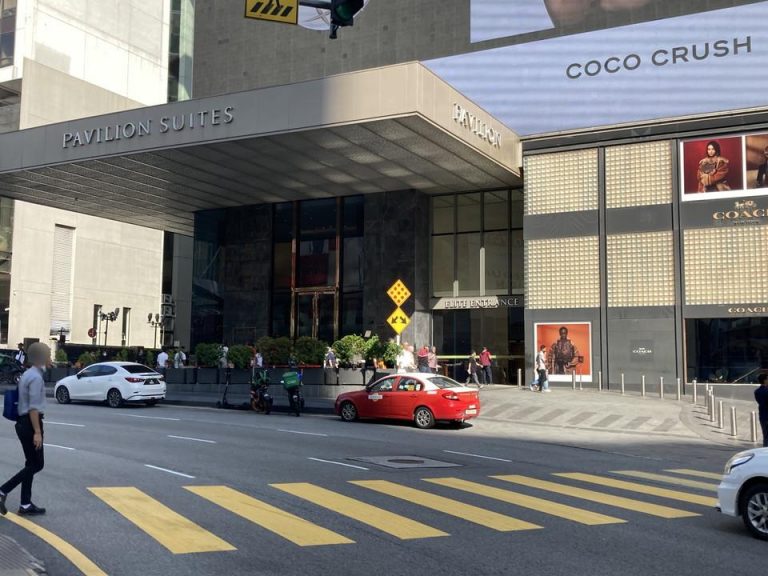 ホテル前パビリオン入口