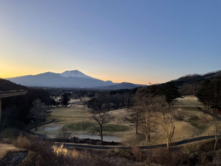 夕暮れ時の眺望です。浅間山を囲うように空の色が変わっています。