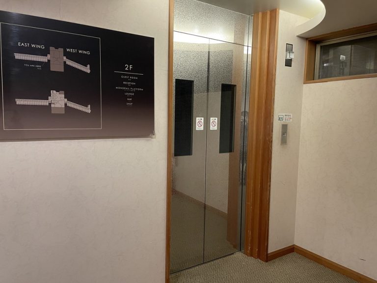 ロビー階のエレベーターホールにも装飾はなく、フロアガイドのみです。