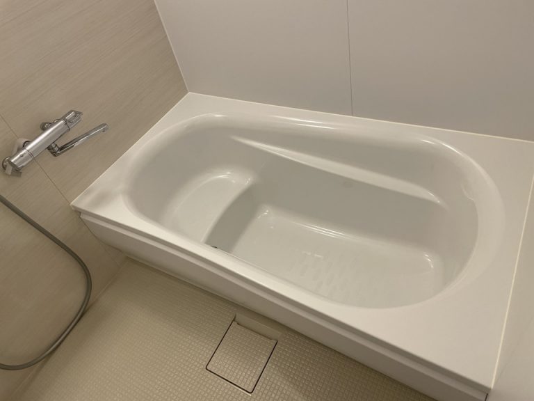 バスタブには腰掛ける部分があります。