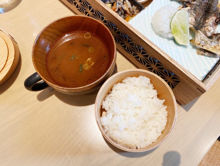 和朝食のご飯とお味噌汁