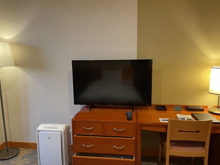 ベッドからテレビがよく見えます。ホテルにある一般的なテレビのサイズです。