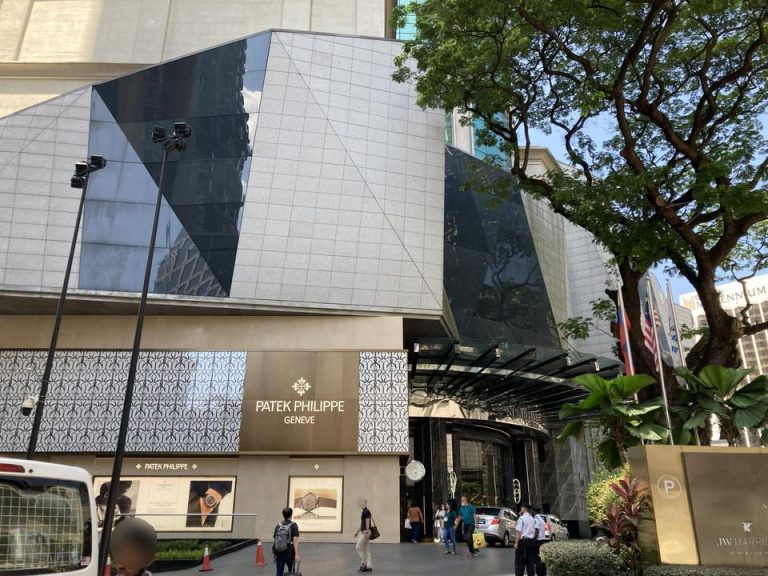 ホテルエントランス前の通りから