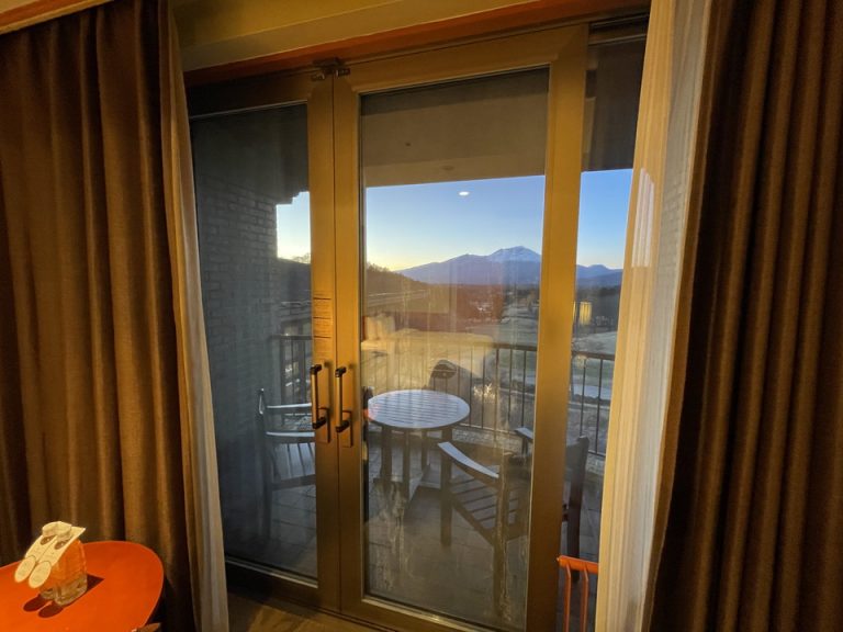 全面ガラスで、窓から浅間山とホテルのゴルフコースが見えます。開閉は非常に静かで、夜でも気にせず出入り出来ます。