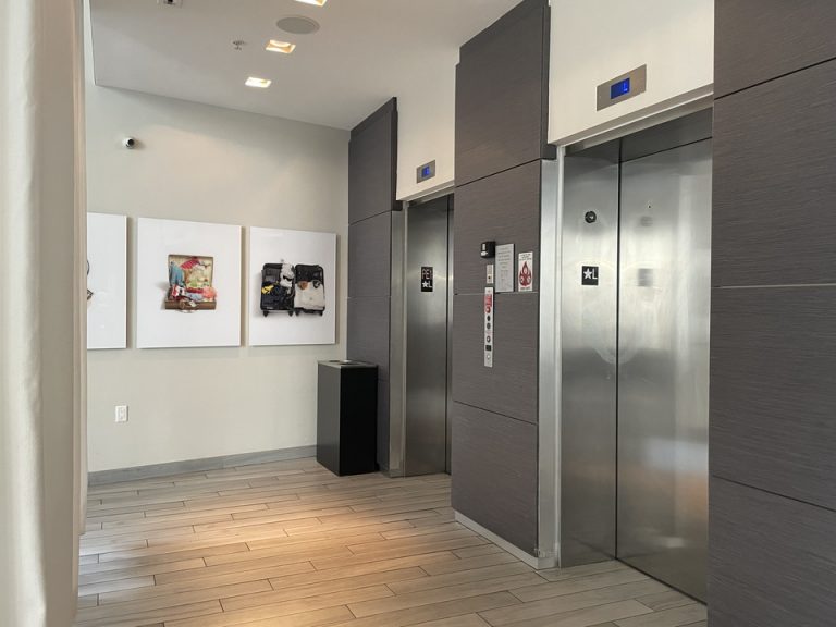 フロント横エレベーター