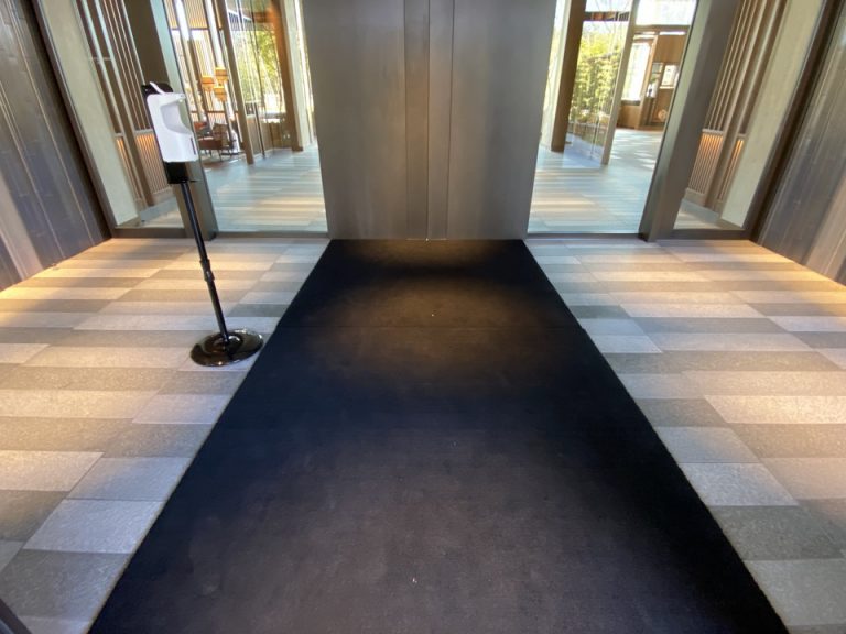 エントランス内観