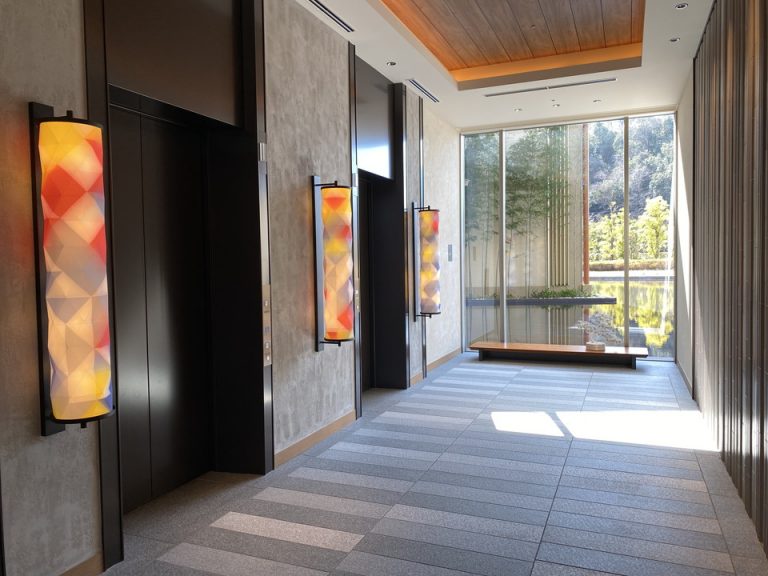 フロント階エレベーターホール