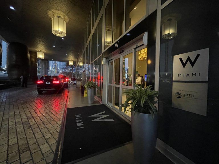 フロント入り口