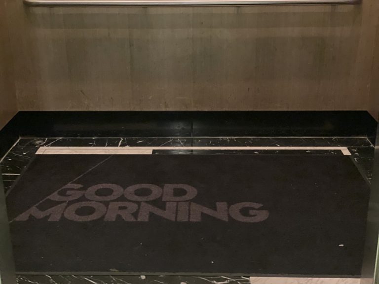 エレベーター朝