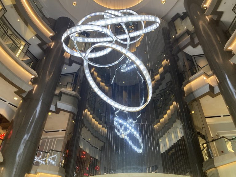 エントランス吹き抜けの天井に吊るされているシャンデリア